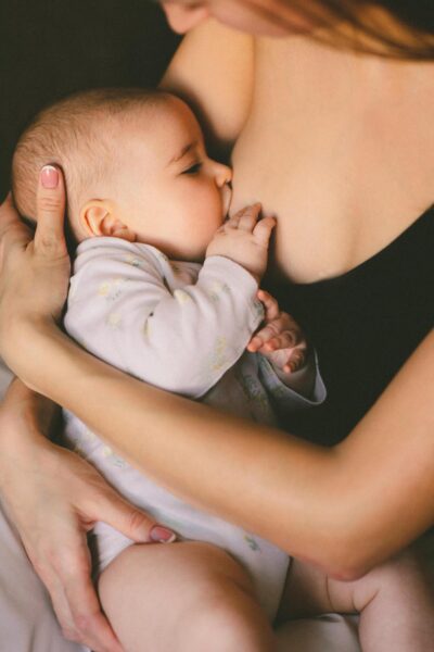 Cuidados Integrativos para o Bem-Estar Infantil: Dicas Essenciais para Mães sobre Amamentação